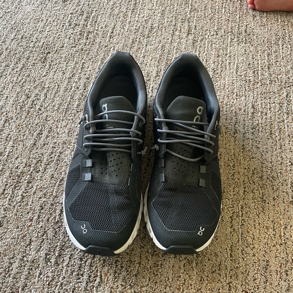 OnCloud sneakers size 6
